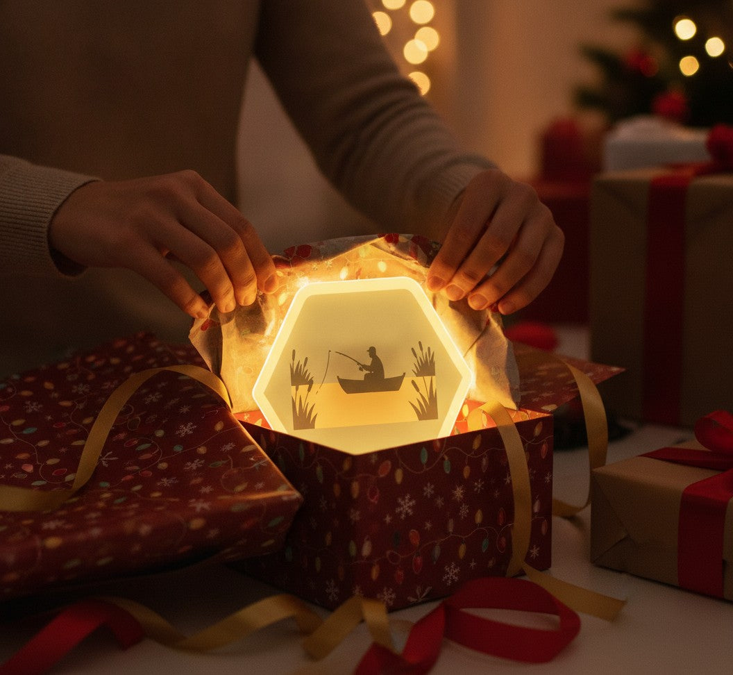 Angler im Boot LED-Lampe als Geschenk beim Auspacken