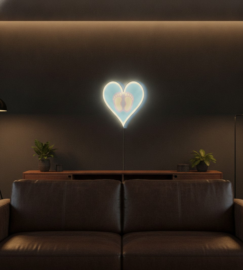 Babyfüße LED-Lampe an der Wand im Wohnzimmer