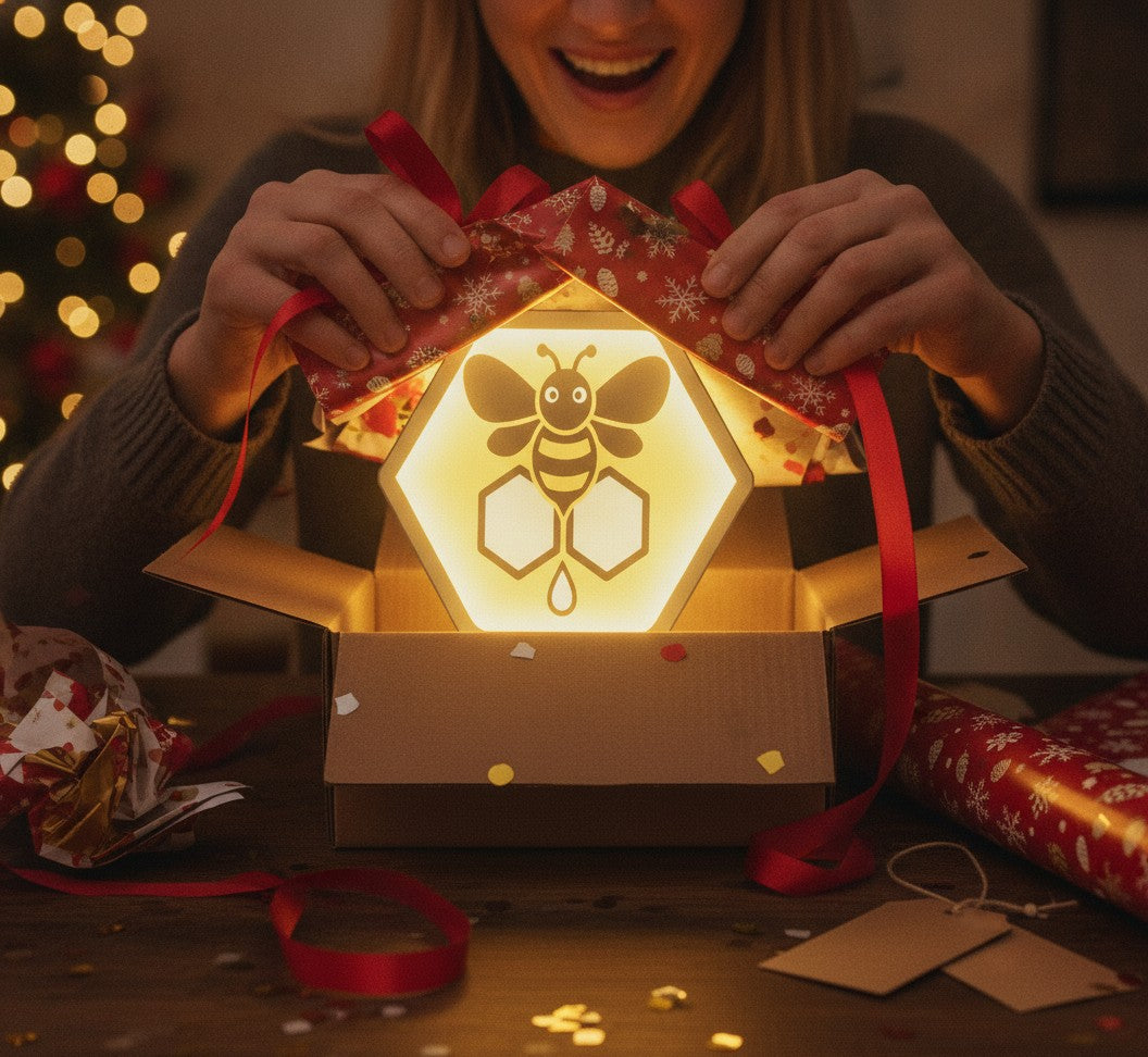 Biene mit Waben LED-Lampe als Geschenk beim Auspacken