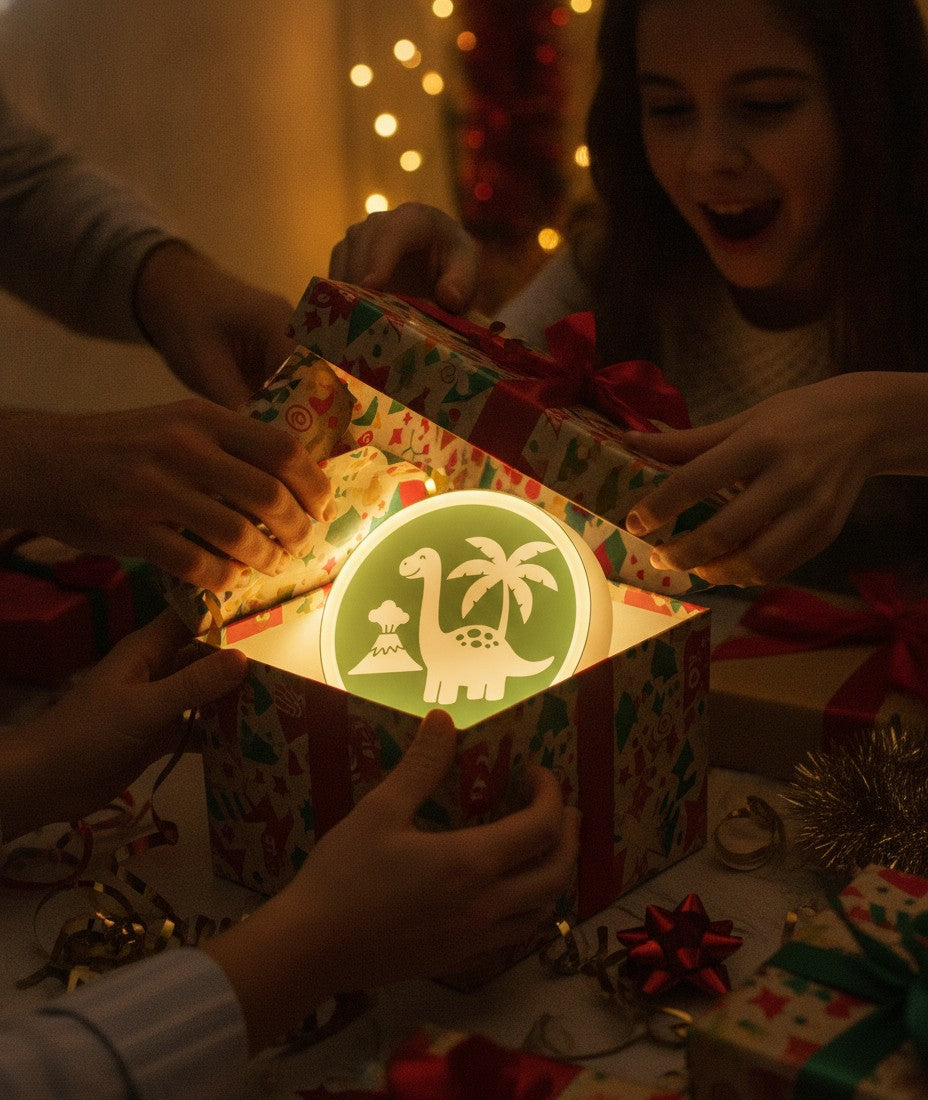 Dino LED-Lampe als Geschenk beim Auspacken