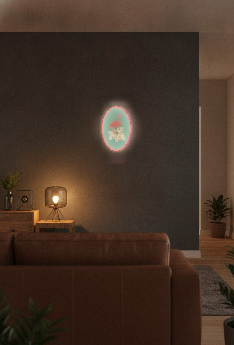 Flamingo LED-Lampe an der Wand im Wohnzimmer