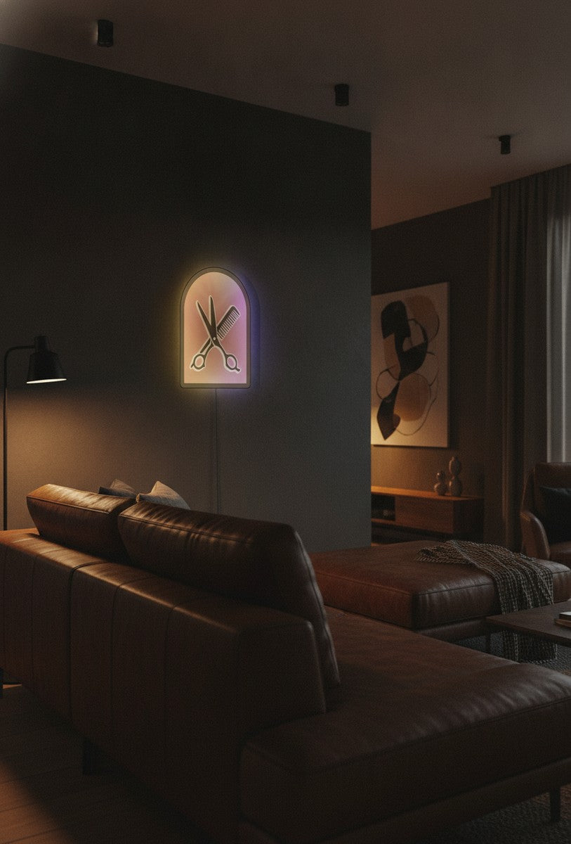 Schere und Kamm LED-Lampe an der Wand im Wohnzimmer