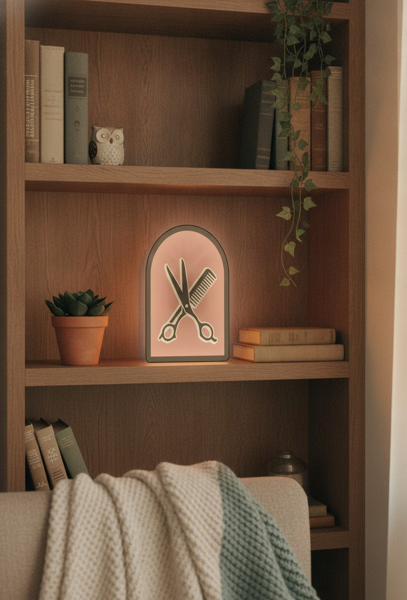 Schere und Kamm LED-Lampe im Bücherregal