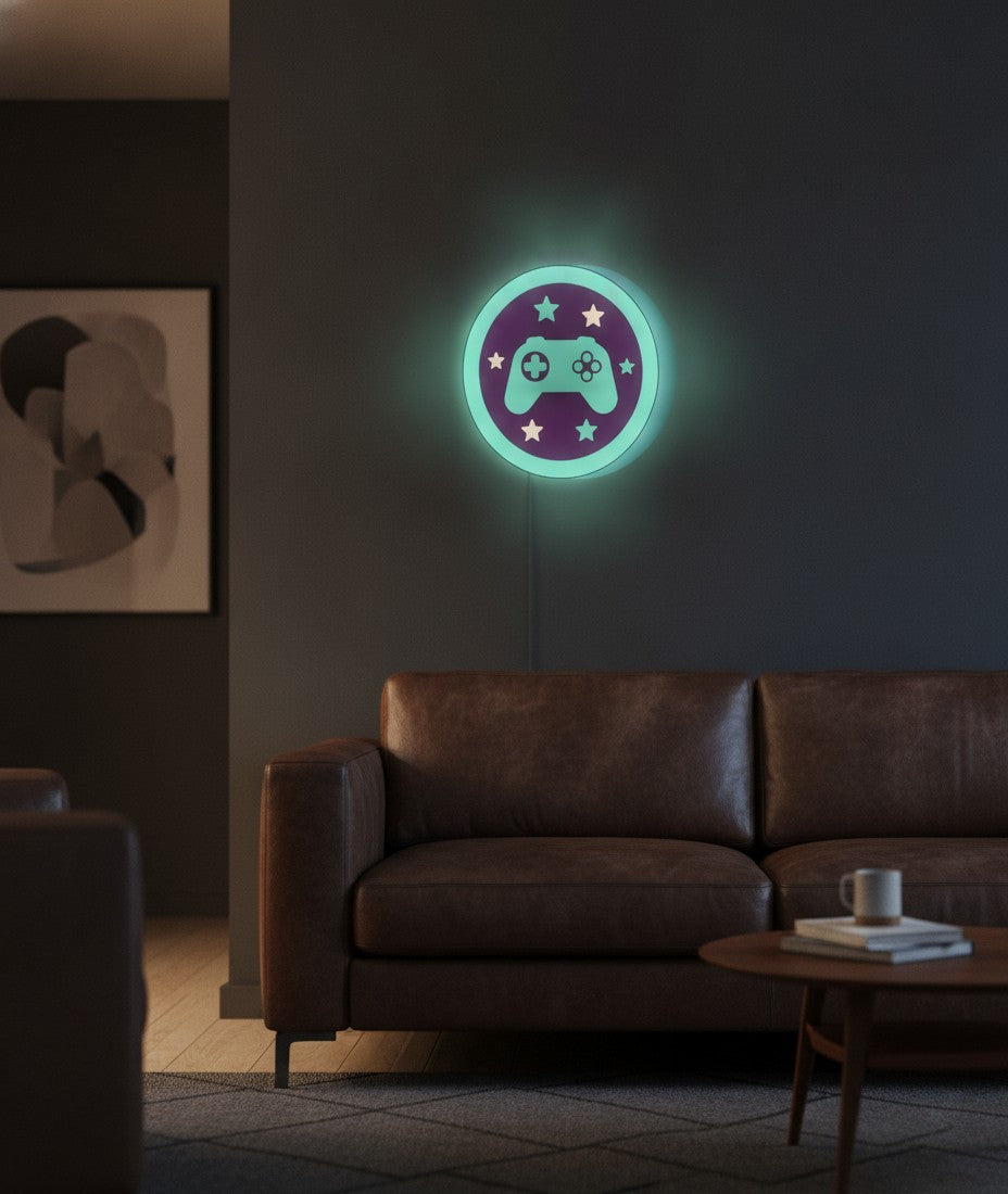 Gaming-Controller LED-Lampe an der Wand im Wohnzimmer