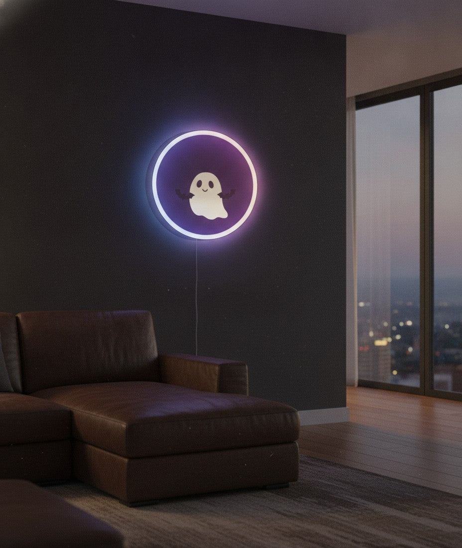 Kleines Gespenst LED-Lampe an der Wand im Wohnzimmer