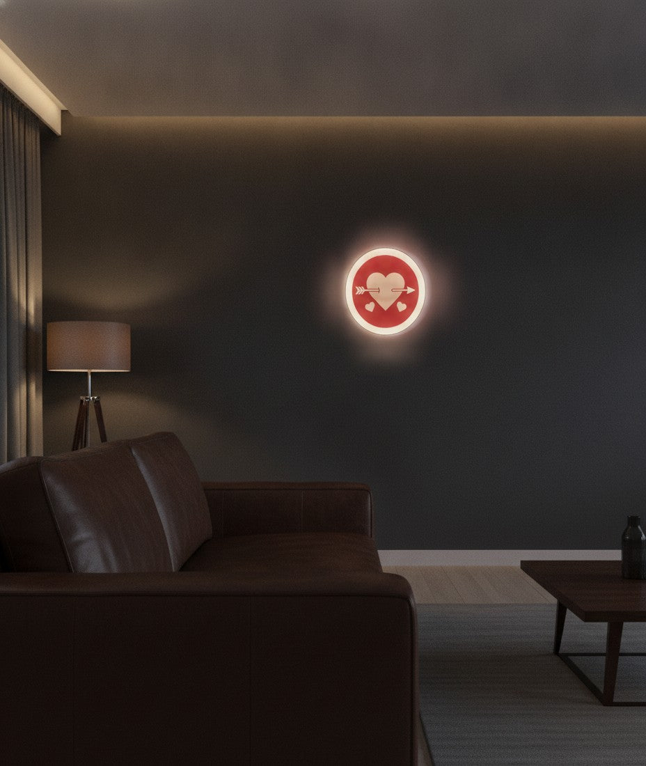 Herz mit Pfeil LED-Lampe an der Wand im Wohnzimmer