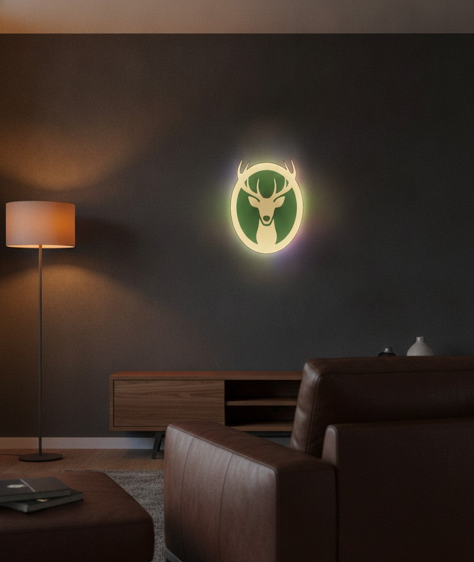 Hirsch mit Geweih LED-Lampe an der Wand im Wohnzimmer