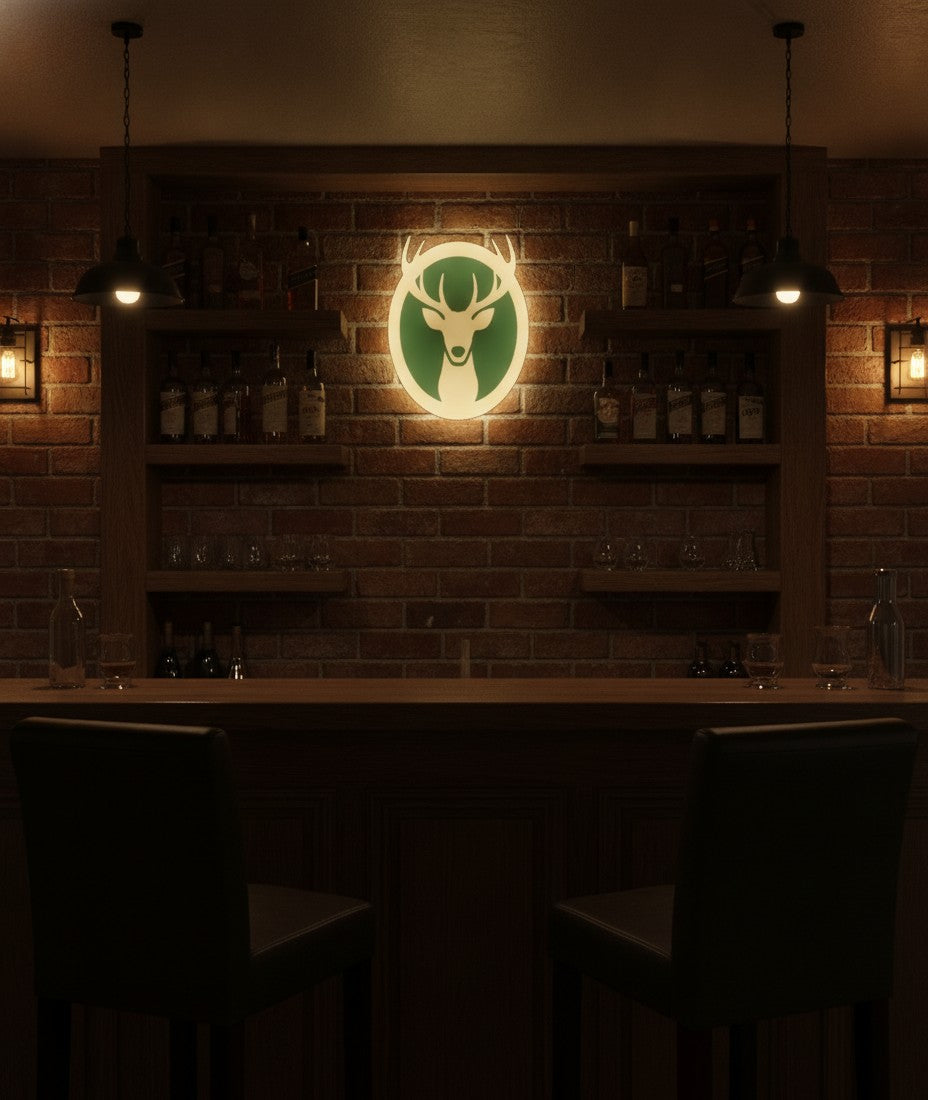 Hirsch mit Geweih LED-Lampe in der Kellerbar