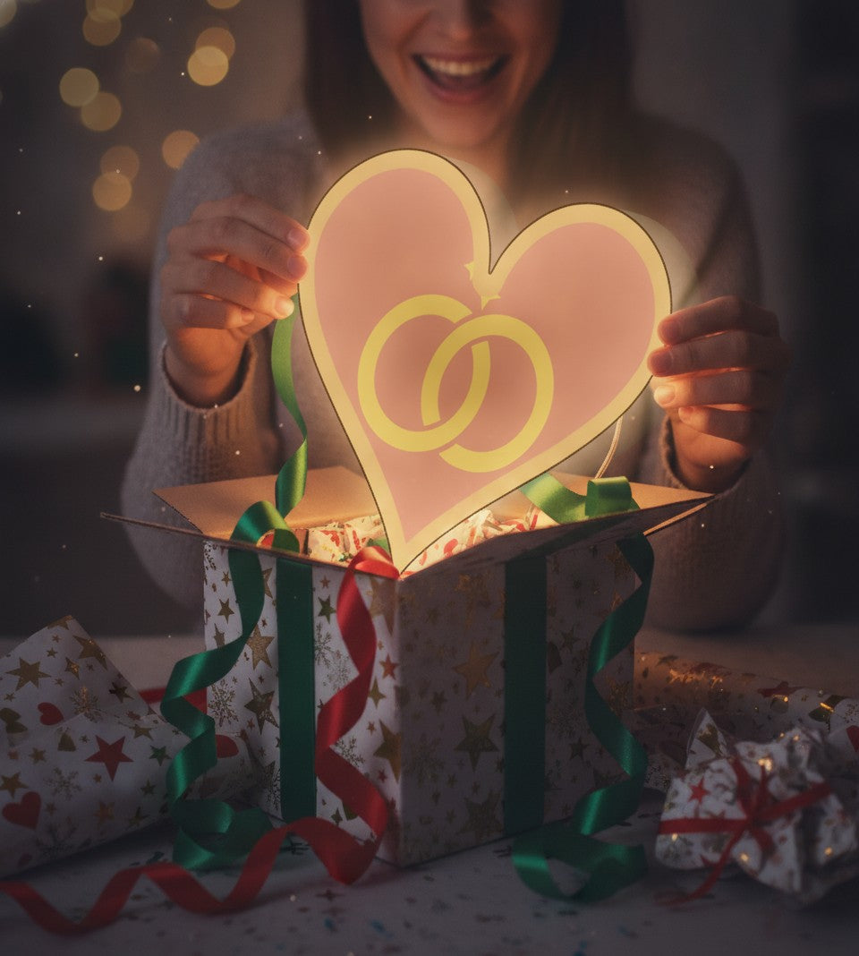 Hochzeitsringe LED-Lampe als Geschenk beim Auspacken