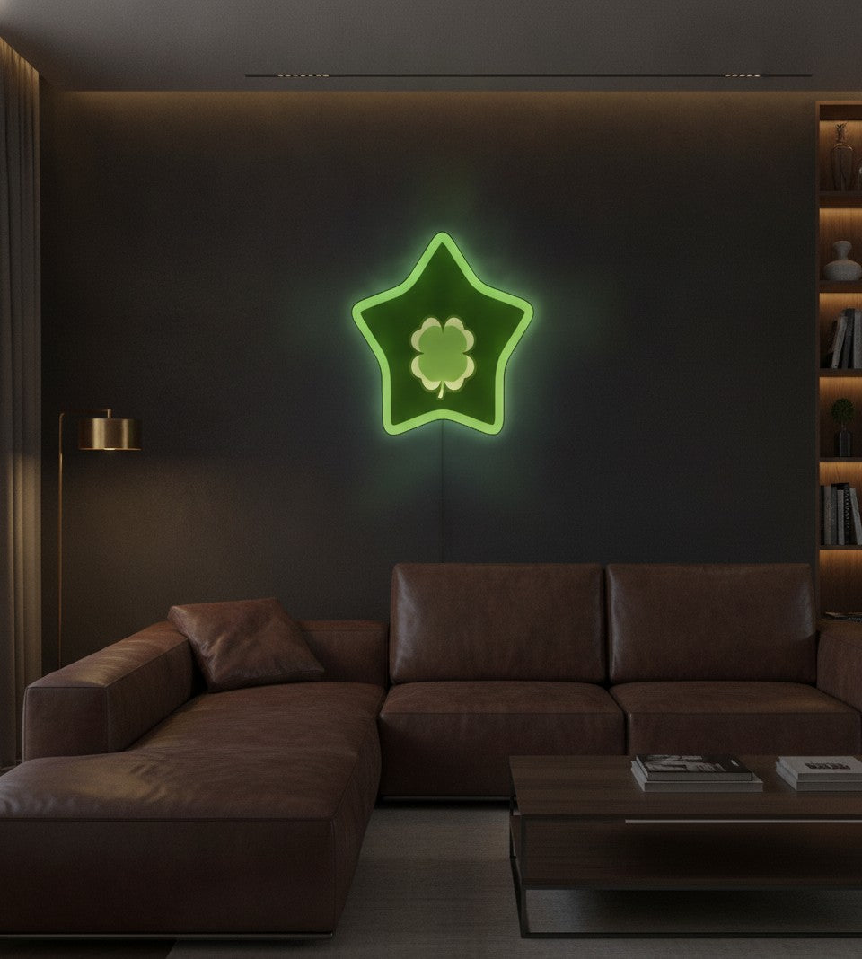Glücksklee LED-Lampe an der Wand im Wohnzimmer