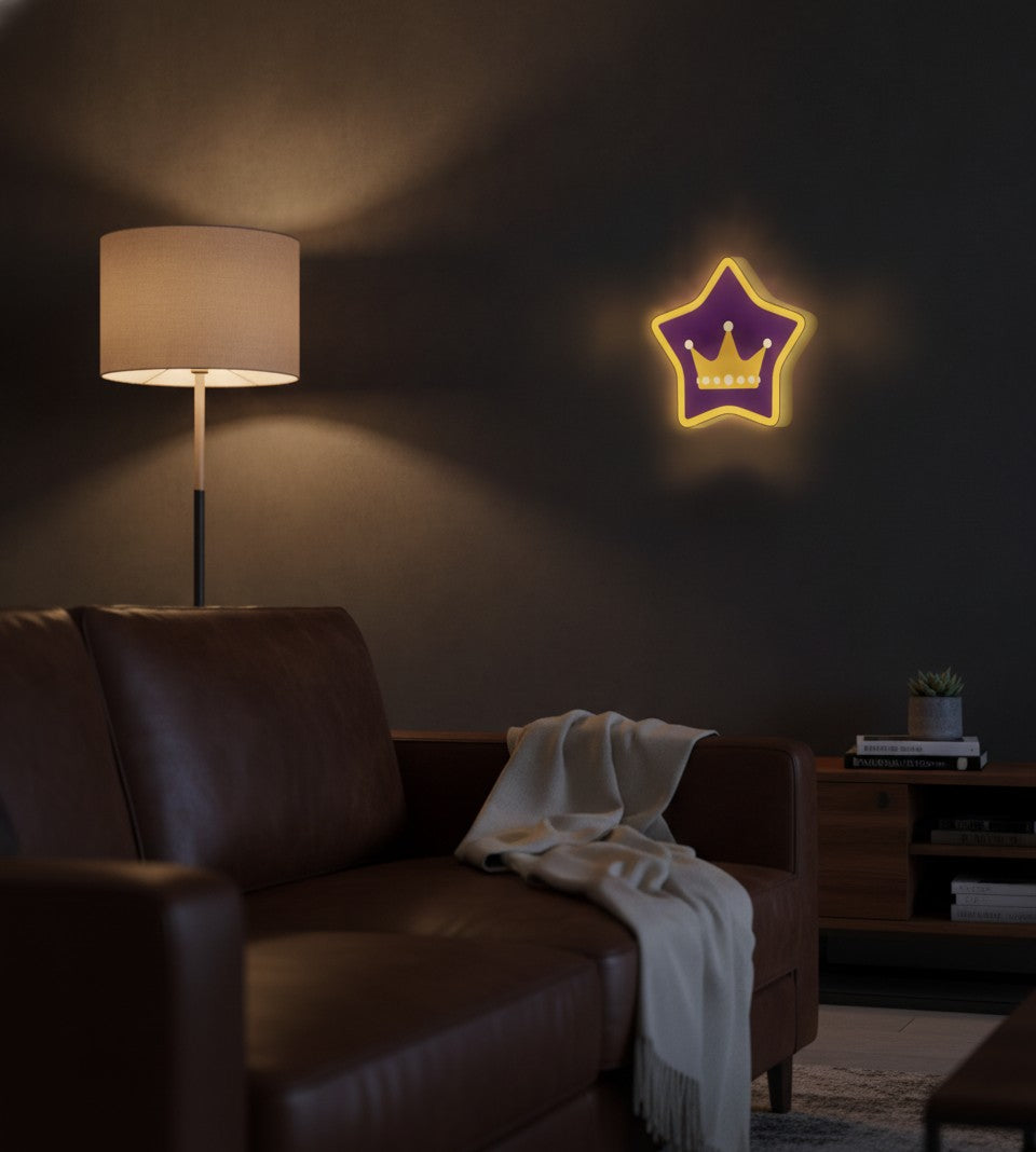 Krone LED-Lampe an der Wand im Wohnzimmer