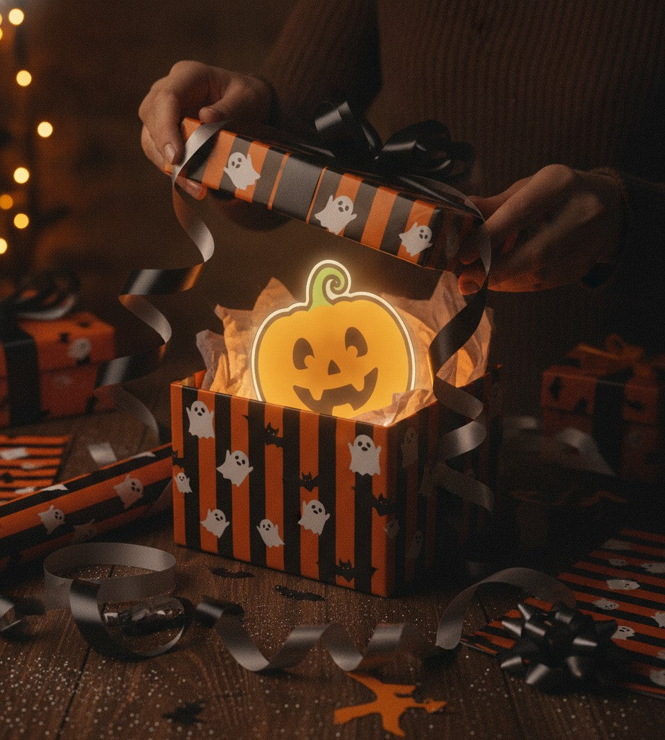 Halloween-Kürbis LED-Lampe als Geschenk beim Auspacken