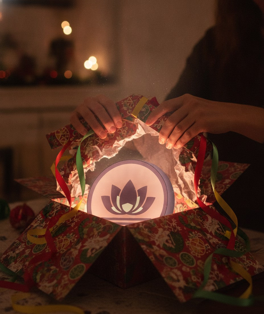 Lotusblüte LED-Lampe als Geschenk beim Auspacken