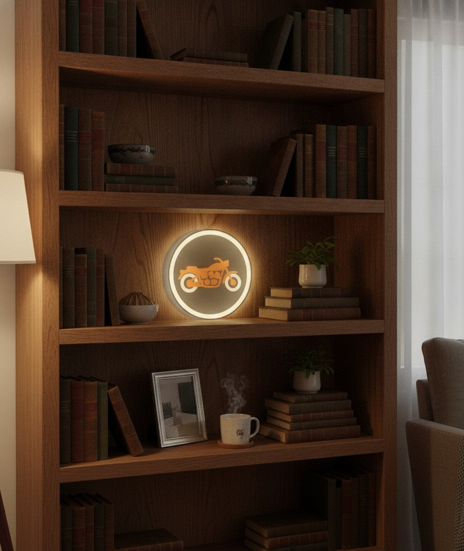 Motorrad LED-Lampe im Bücherregal