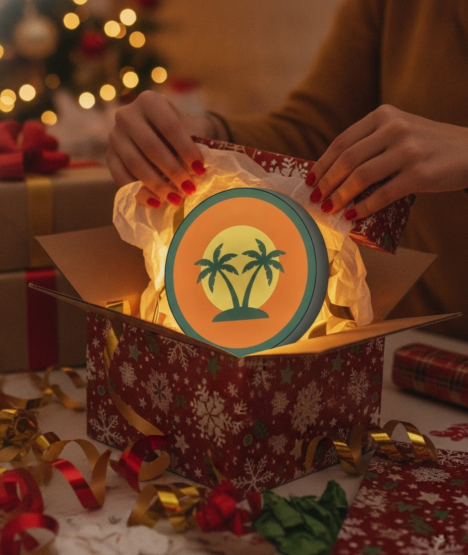 Palmen im Sonnenuntergang LED-Lampe als Geschenk beim Auspacken