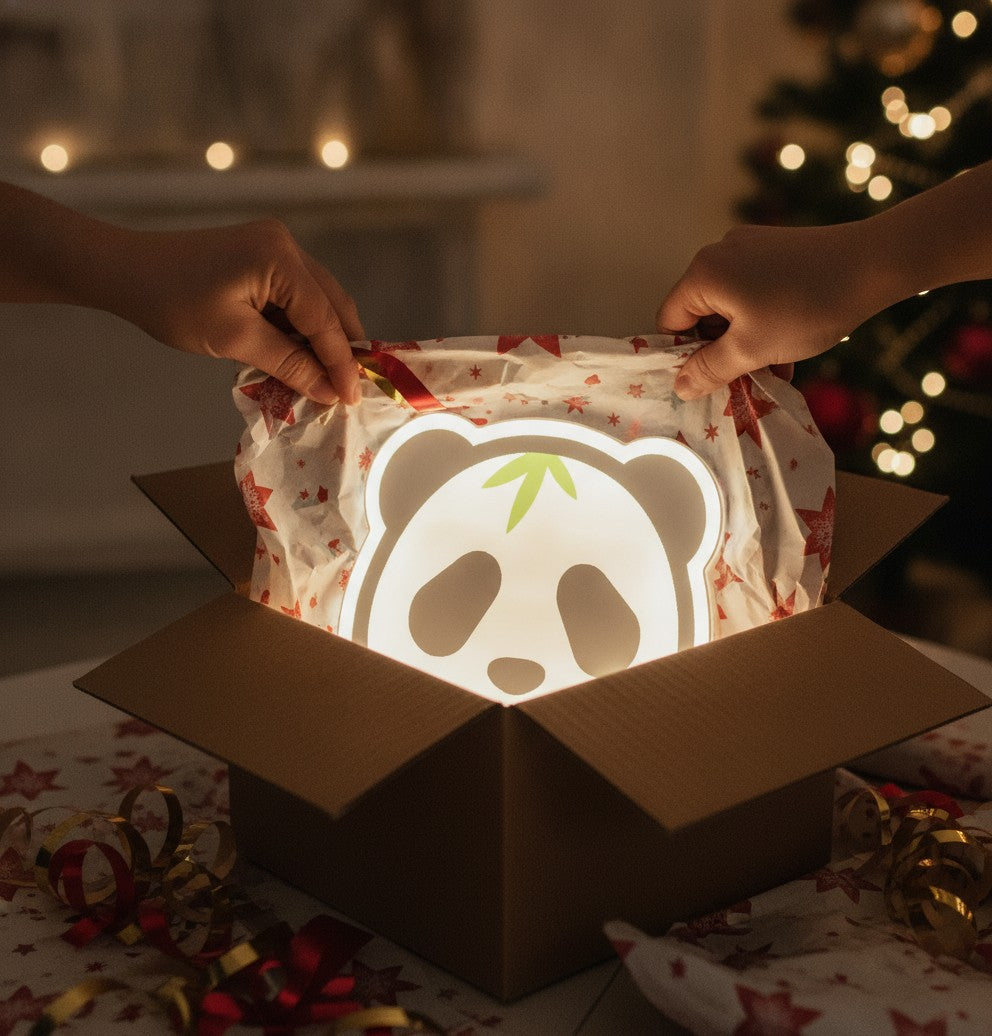 Panda LED-Lampe als Geschenk beim Auspacken