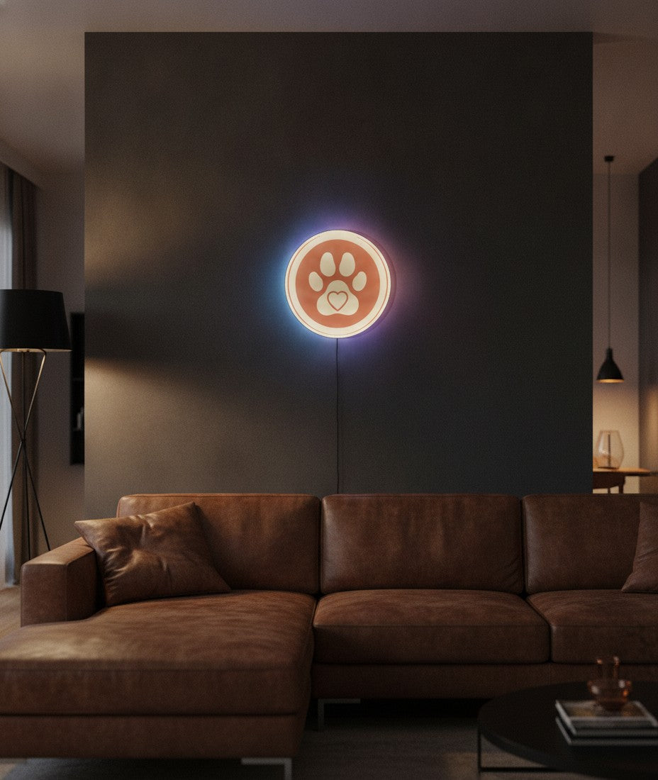 Pfote mit Herz LED-Lampe an der Wand im Wohnzimmer