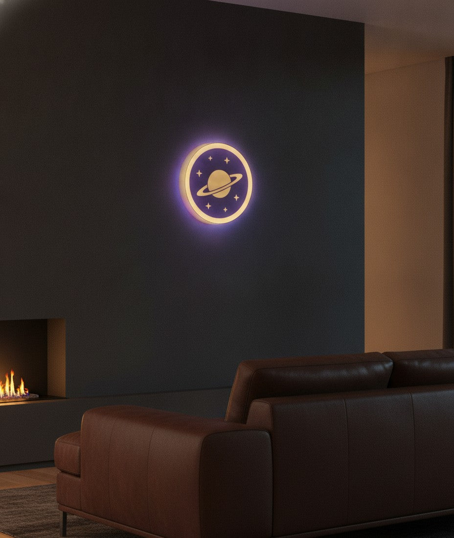 Saturn LED-Lampe an der Wand im Wohnzimmer