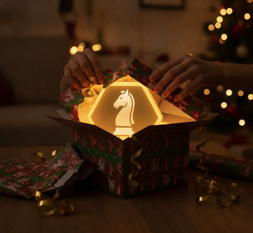 Schach-Springer LED-Lampe als Geschenk beim Auspacken