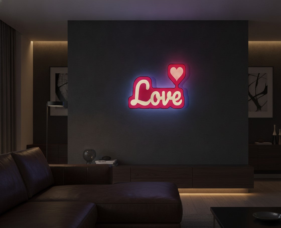 Schriftzug Love LED-Lampe an der Wand im Wohnzimmer