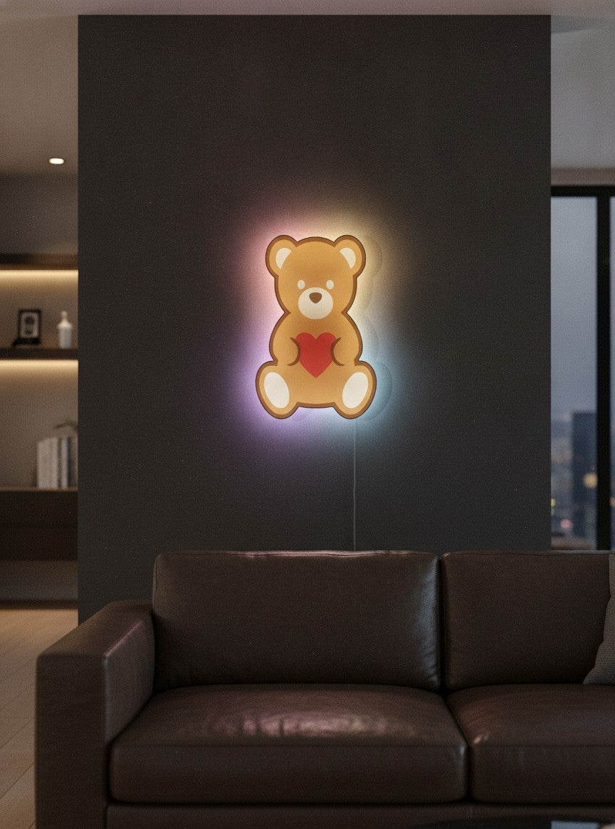 Teddybär mit Herz LED-Lampe an der Wand im Wohnzimmer