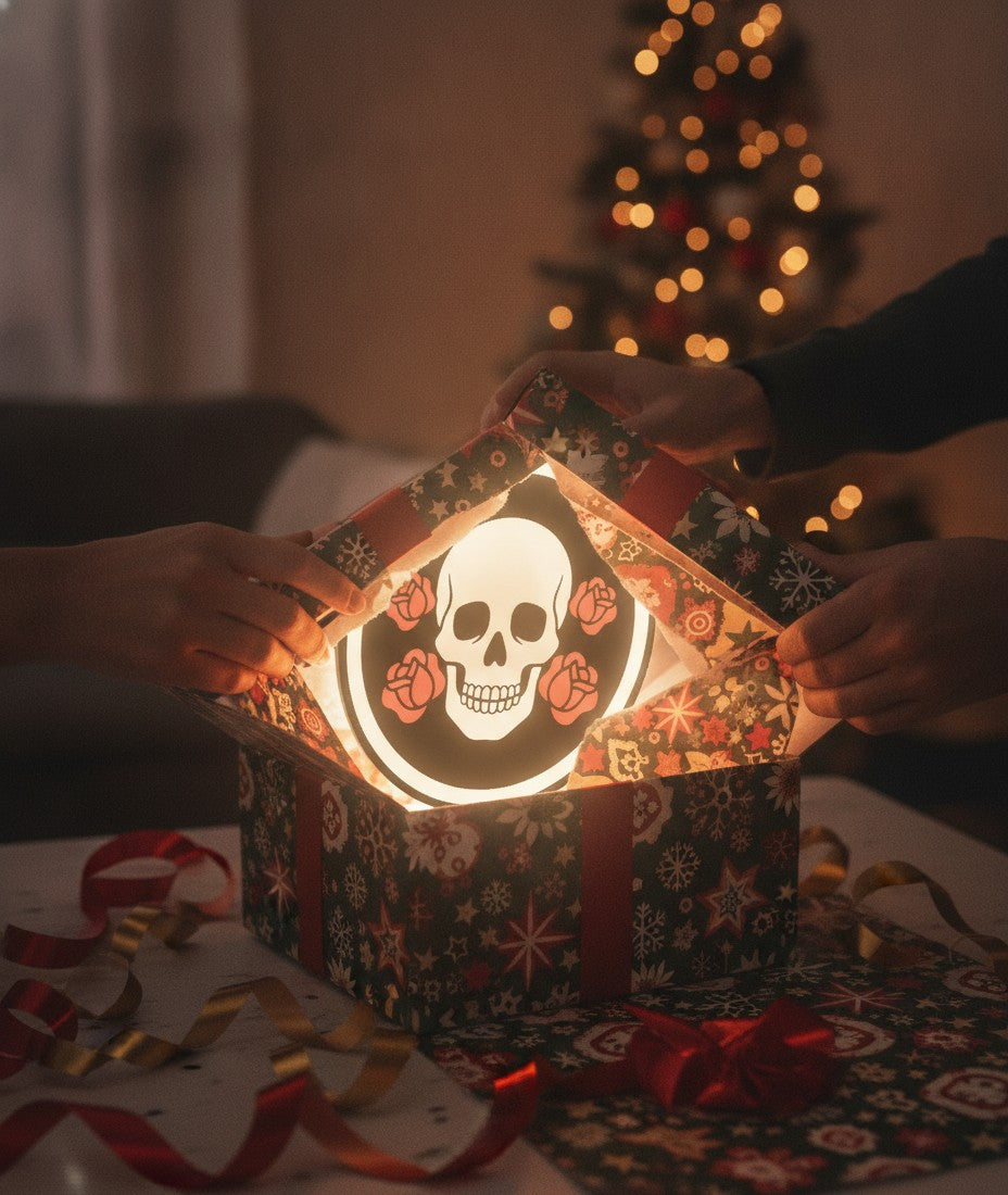 Totenkopf mit Blumen LED-Lampe als Geschenk beim Auspacken