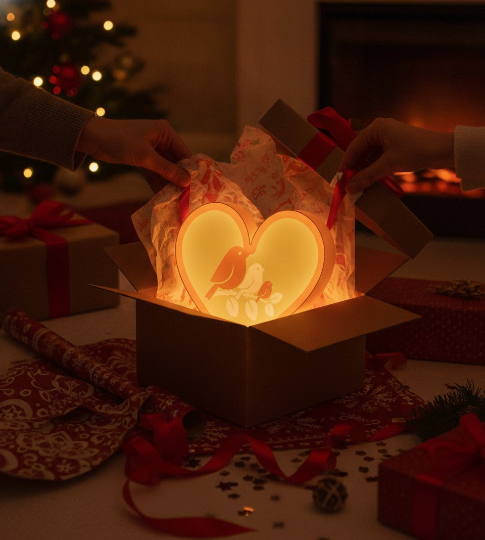 Vogelfamilie LED-Lampe als Geschenk beim Auspacken