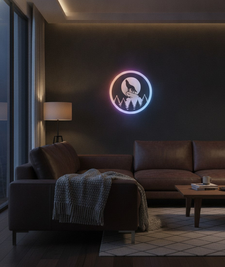 Wolf heult den Mond an LED-Lampe an der Wand im Wohnzimmer