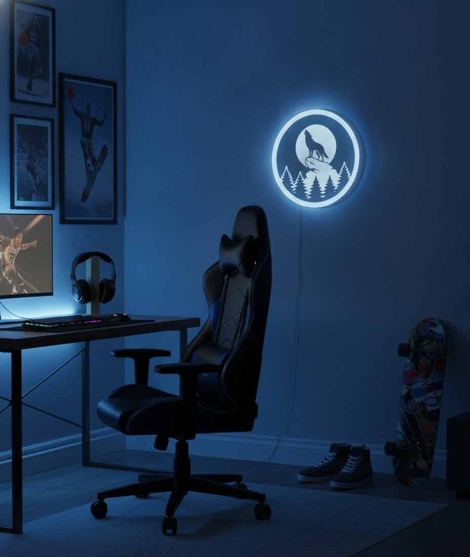 Wolf heult den Mond an LED-Lampe im Jugendzimmer